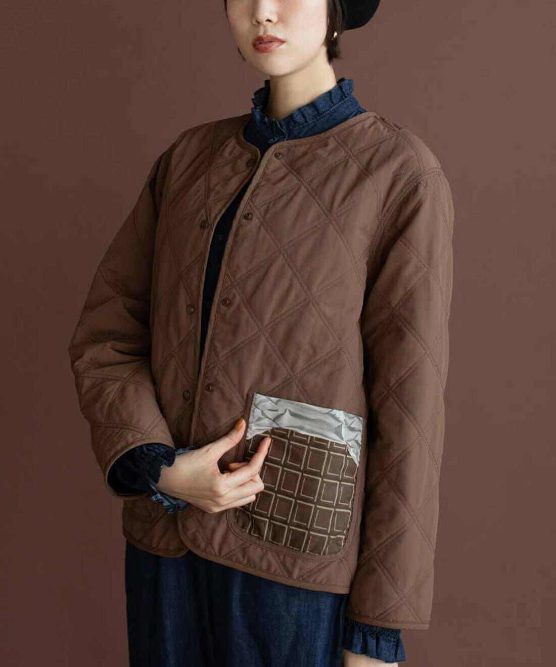 realstock [リアルストック]（Express BOX）|【3～10日でお届け】リブ　イン　コンフォート　チョコレートバイヤーみりとコラボ　甘美な誘惑をまとう　ボンボンショコラ柄のキルティングリバーシブルコート〈チョコレートブラウン〉|※チョコ柄ポケットは左側のみ、右ポケットは無地キルティングになります。