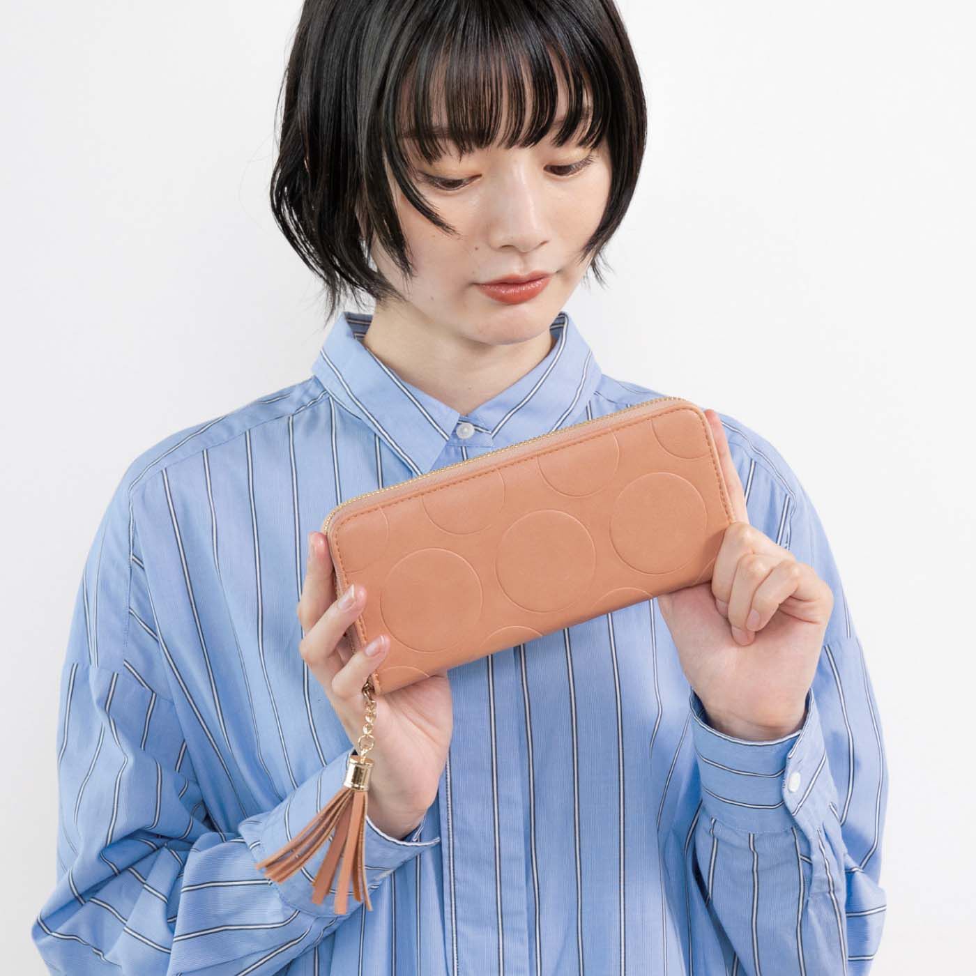 realstock [リアルストック]（Express BOX）|UP.de　たくさん入ってきれいに整とん 開けて楽しいじゃばら長財布|あれもこれもたっぷり入る大容量ながら、ジッパーを閉じると、驚くほどすっきり見えます。