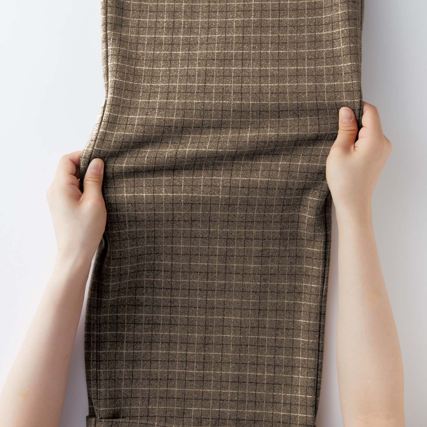 realstock [リアルストック]（Express BOX）|大人の女史会×frauglatt　すそダブル仕上げ風で好バランス 伸びやかチェックパンツ〈チャコールブラウン〉|カットソー素材なので伸縮性があり、動きやすくはき心地もらくちん。　※お届けするカラーとは異なります。