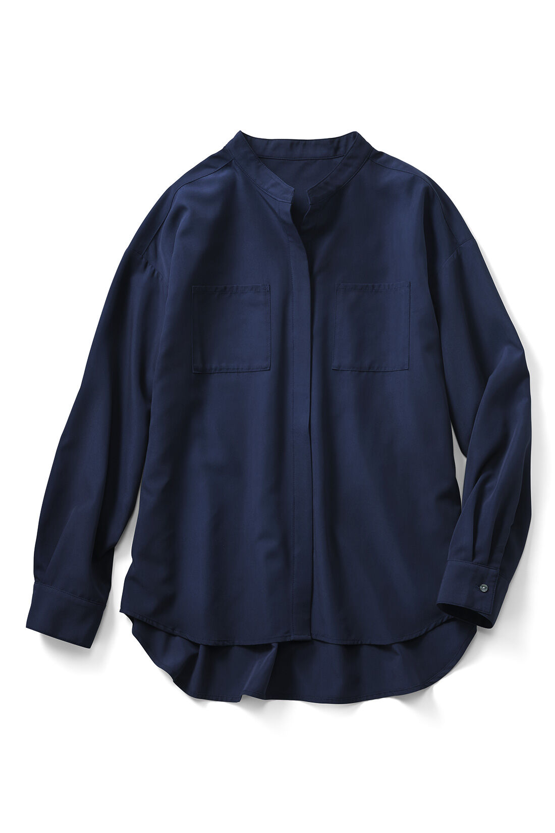 Real Stock|IEDIT[イディット]  小森美穂子さんコラボ　とろみブラウスとこだわりシック柄パンツのコーディネイトセット〈ネイビー〉|両胸にポケットが付いたカジュアルデザイン。