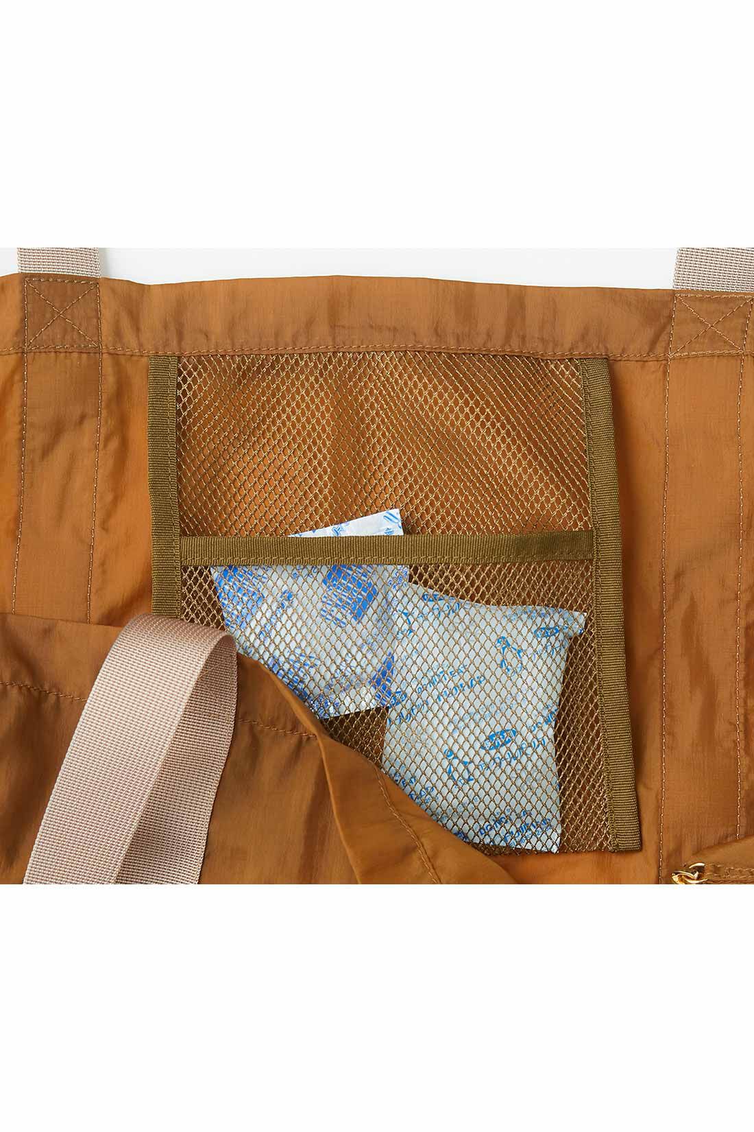 Real Stock|リブ イン コンフォート　はまじとコラボ 肩掛けできてハッとびっくり！ マイレジかごをすっぽり包むラップトートバッグ〈キャメル〉|メッシュ素材の保冷剤ポケット付き。夏のお買い物にもうれしい。