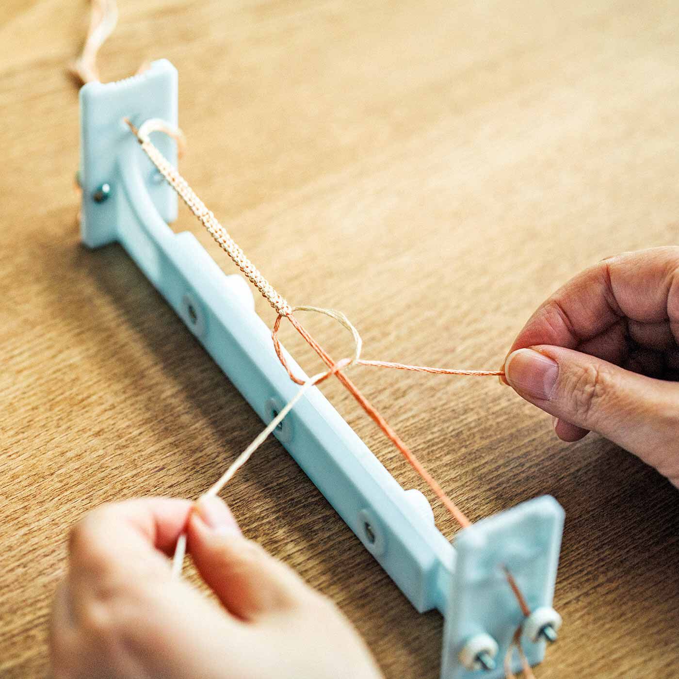 Real Stock|上品に着けたい大人なきらめき 結びと織りを楽しむブレスレット|ブレスレットメーカーにたて糸を張り、別の糸を結んだり織ったりして作ります。