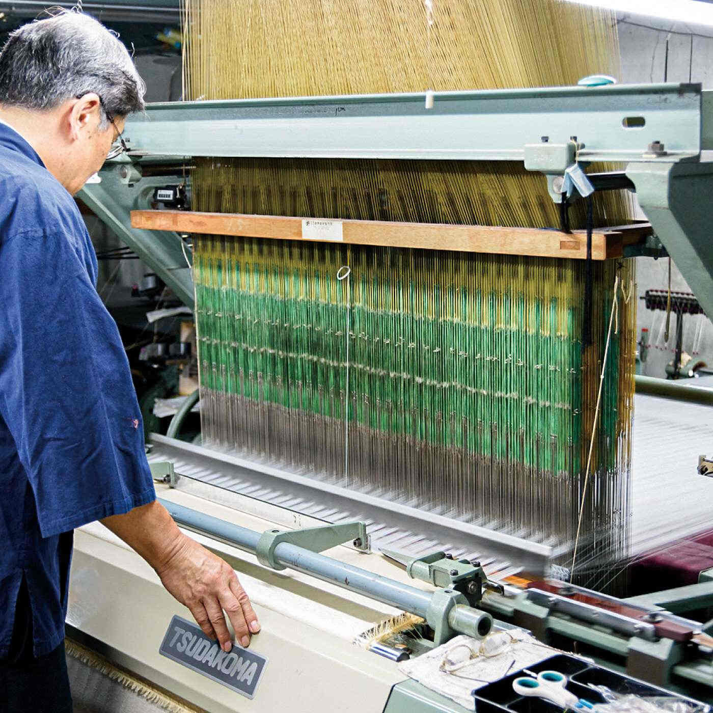 Real Stock|el:ment　京都の西陣織で紡いだ水面柄　箔糸が華やぐＬ字スリム財布|西陣織の中でも金襴（きんらん）は、金箔や銀箔、金糸や銀糸を用いて模様が浮き出るように織った紋織物のひとつ。柄の奥行きと華やかな色遣いが印象的です。