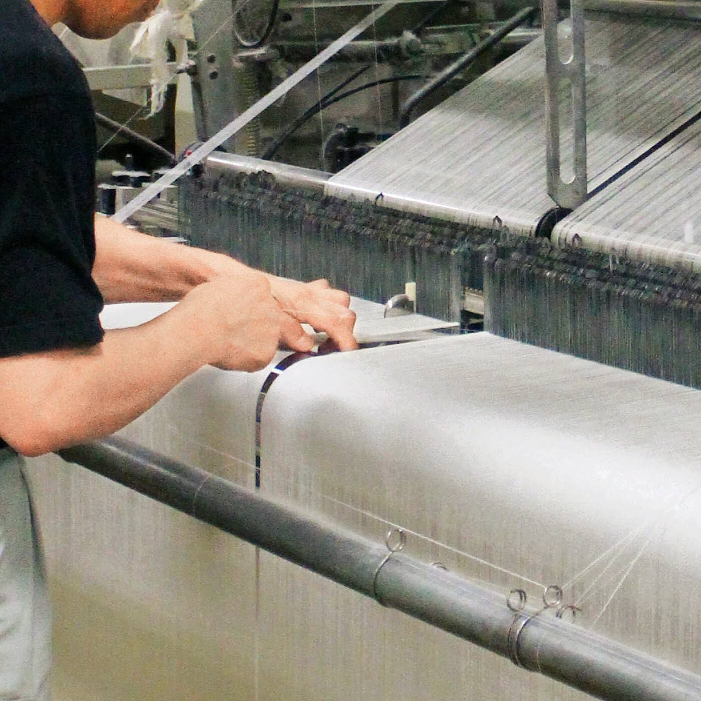 Real Stock|el:ment　ヴィンテージ植物画の世界を日常に　泉州で織り上げたコットン100％　ふんわり5重織りガーゼケット|タオルづくりが盛んな大阪・泉州地方で生産しています。約9，700本以上の糸を職人の手でセットし、織り上げています。