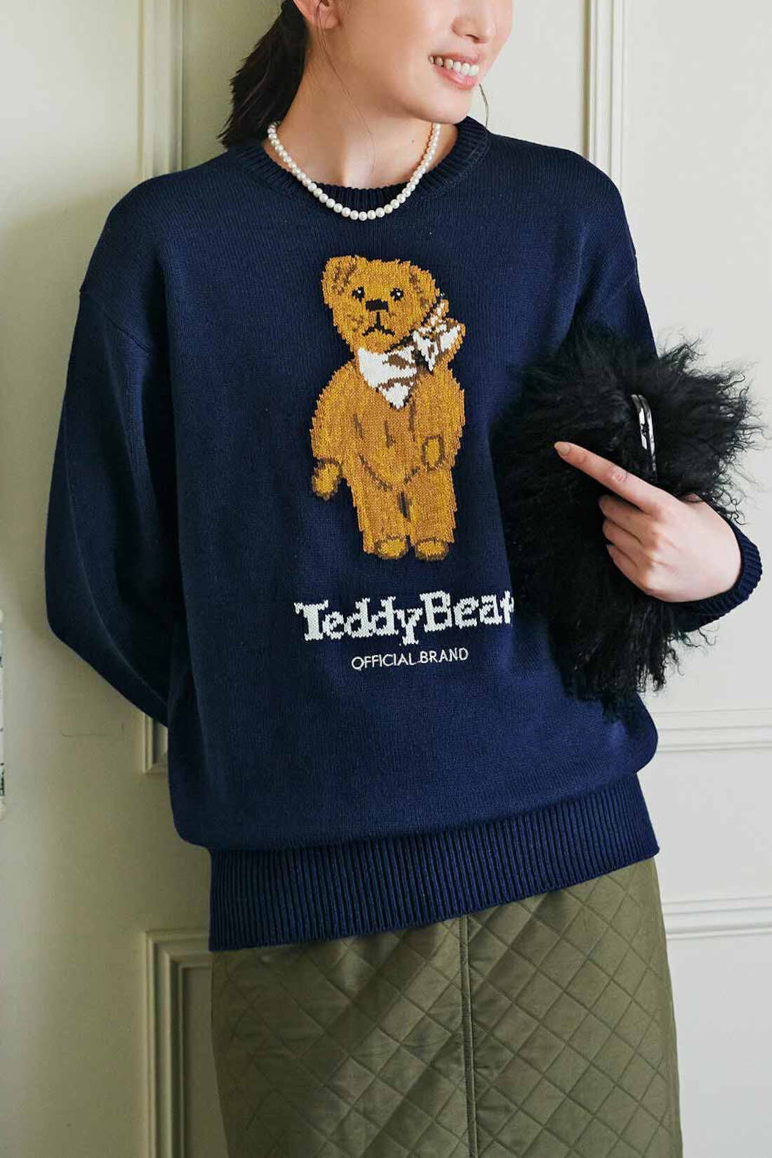 Real Stock|IEDIT[イディット]×TeddyBear　コットン混素材の大人が楽しむ テディベアニットトップス〈ホワイト〉|※着用イメージです。お届けするカラーとは異なります。