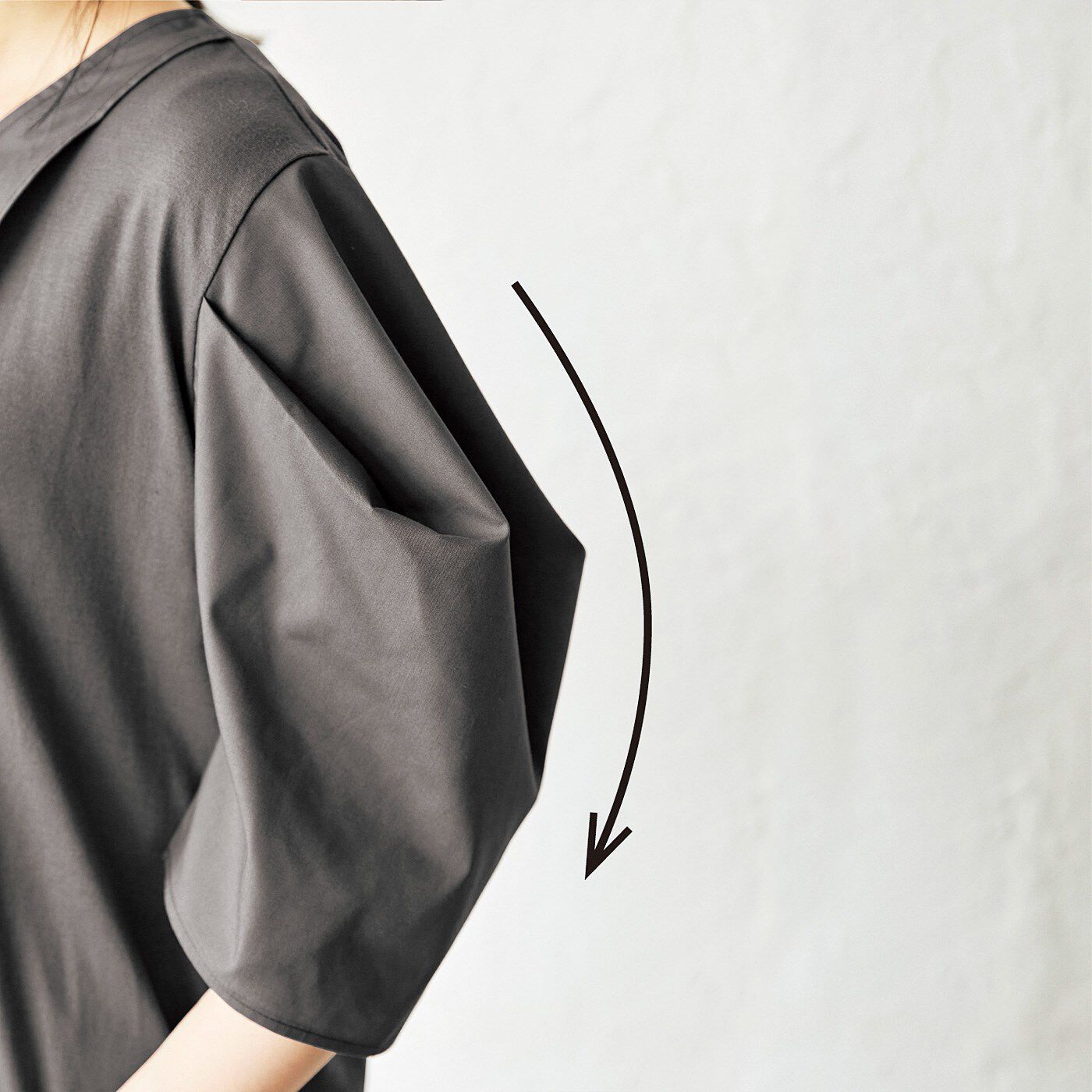 realstock [リアルストック]（Express BOX）|ラミプリュス　着心地Tシャツ見た目ブラウス風　オトナに似合うポンワリ袖トップス〈ブラウン〉|ポンワリとした袖だけどかわいくなりすぎないのは布はく遣いで前後2ヵ所の斜めタックのおかげ。　※お届けするカラーとは異なります。