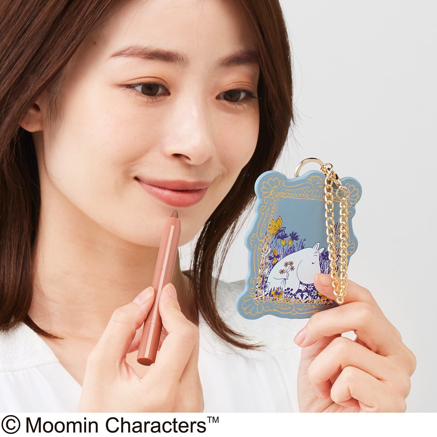 Real Stock|ムーミン谷のなかまたち　箔（はく）が輝く上品チャームミラー|いつでも身だしなみの確認や、メイク直しができます。