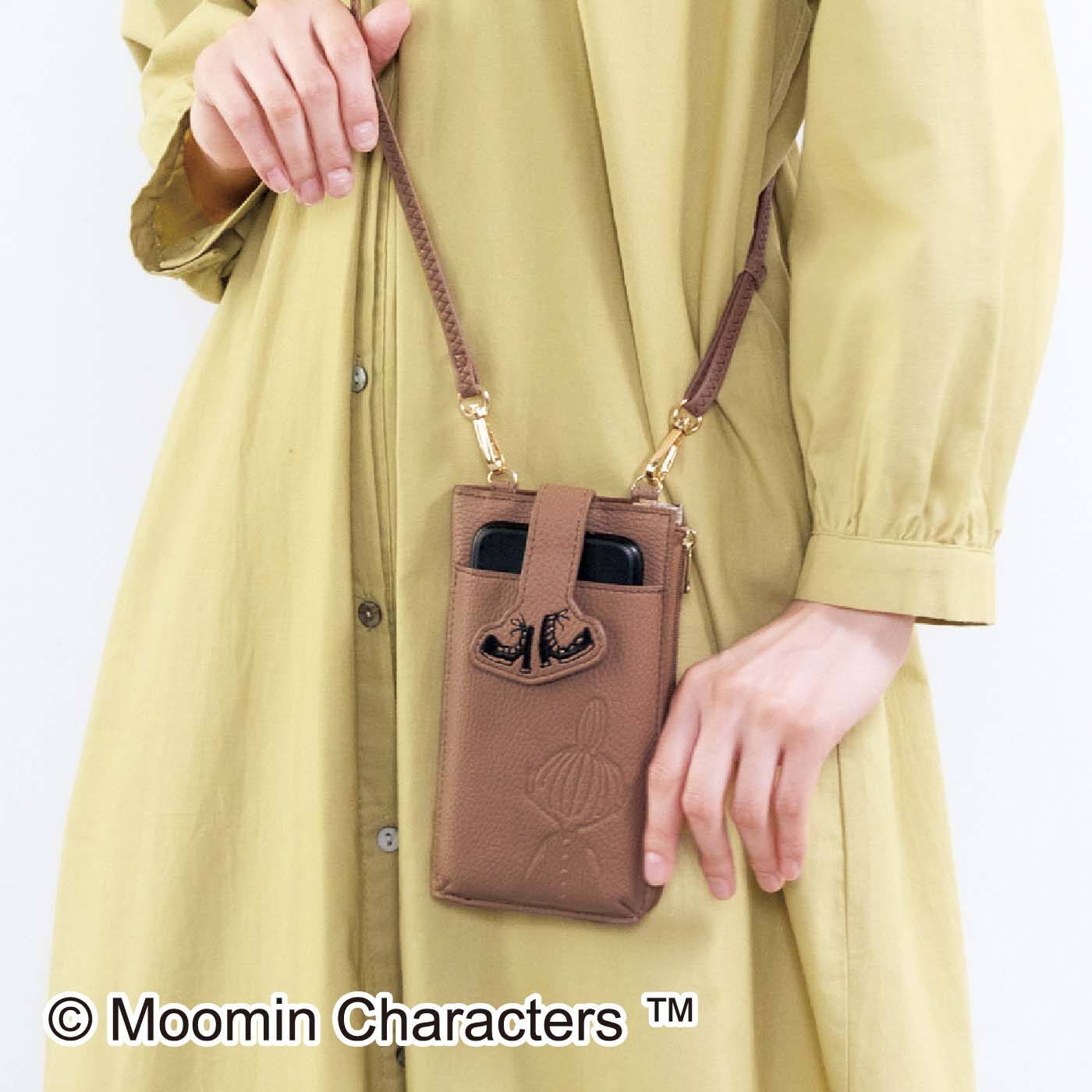 Real Stock|MOOMIN×ラミプリュス　クロスボディーウォレット〈リトルミイ〉|フラップはマグネット仕様でスマホの出し入れスムーズ。