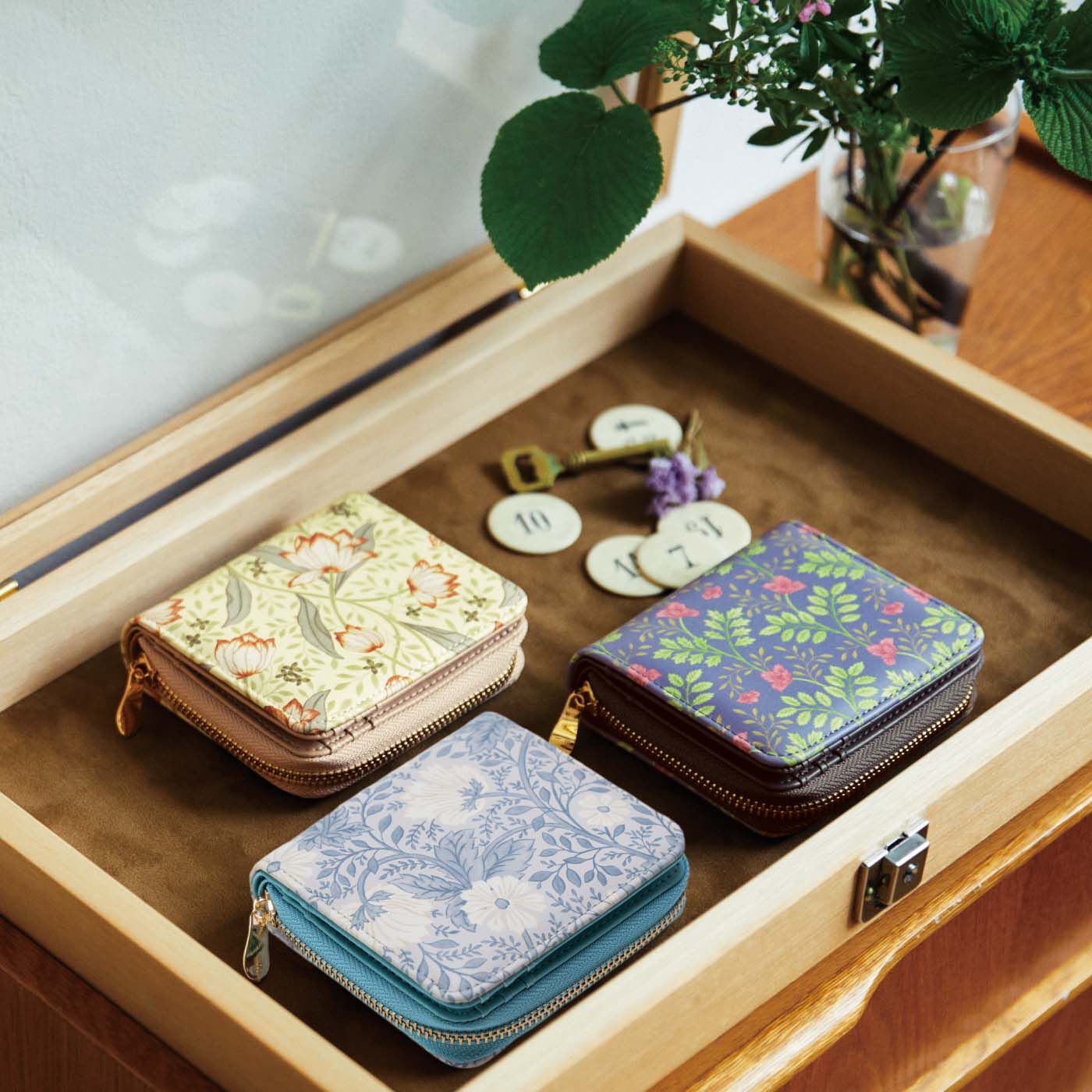 realstock [リアルストック]（Express BOX）|am＆be　アンティークフラワー　装いも気分も華やぐ コンパクトな二つ折り財布〈エレガント〉