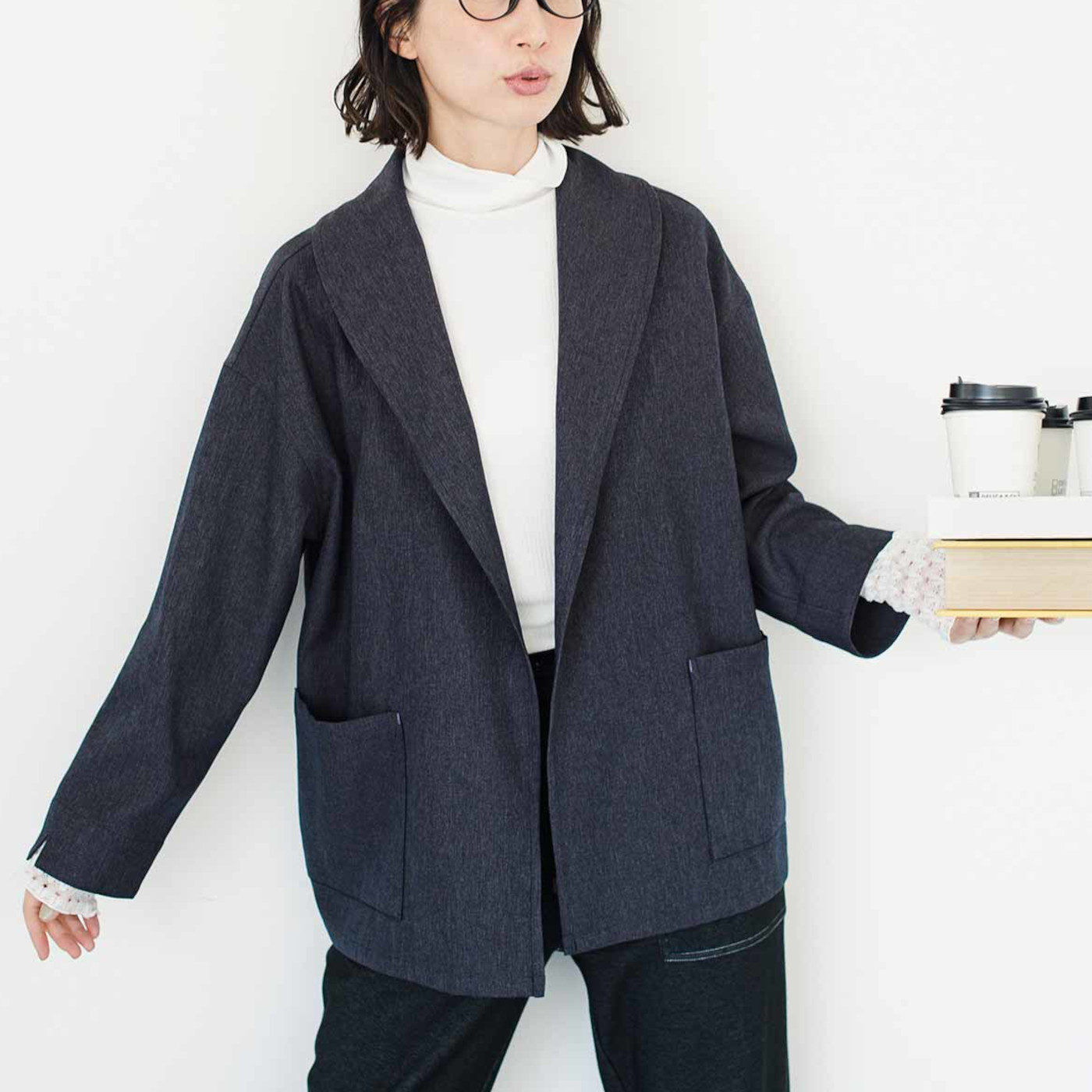 フラウグラット　さっとはおれてロングシーズン活躍♪　軽やか素材のジャケット風カーディガン〈チャコールグレー〉