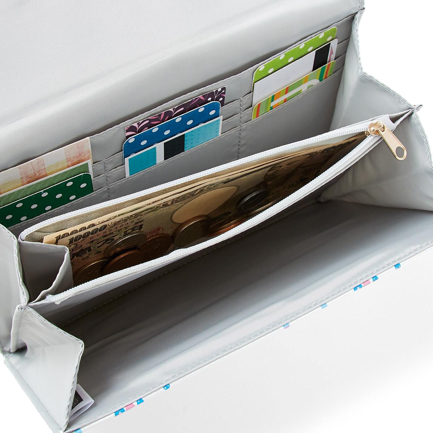 realstock [リアルストック]（Express BOX）|シモジマコラボ　プレゼントみたいなマルチポーチ|真ん中には、小銭や1万円札も入るまち付きファスナーポケットが。
