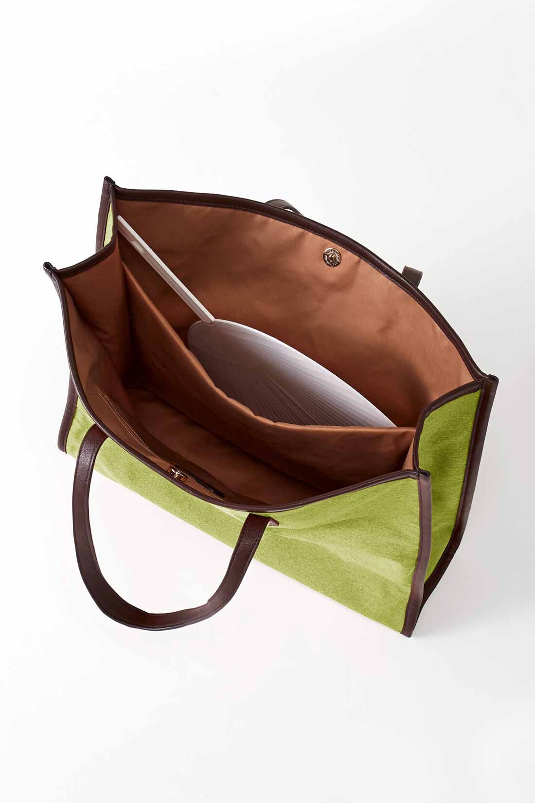 Real Stock|OSYAIRO ジャンボうちわが入るパイピングトートバッグ〈グリーン〉|ジャンボうちわがすっぽり入る、クッション材の入った大きな内ポケット付き。