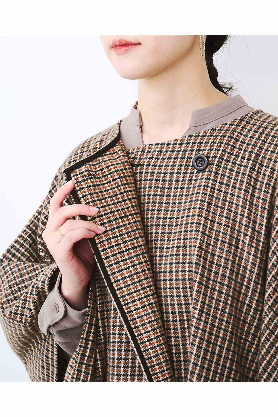 Real Stock|IEDIT[イディット]　辻元舞さんコラボ シンプルコーデに着映え感をプラスするポンチョコーディガン〈キャメル〉|衿もとの内側の隠しボタンを留めると、きちんと着られます。