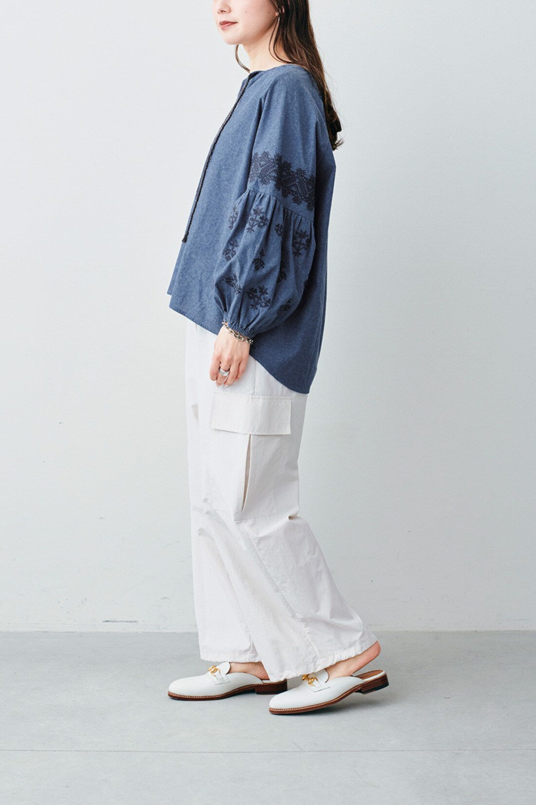 Sunny clouds so-co|サニークラウズ　ボヘミアン刺しゅうトップス〈レディース〉シャンブレー|モデル身長：161cm　着用サイズ：M