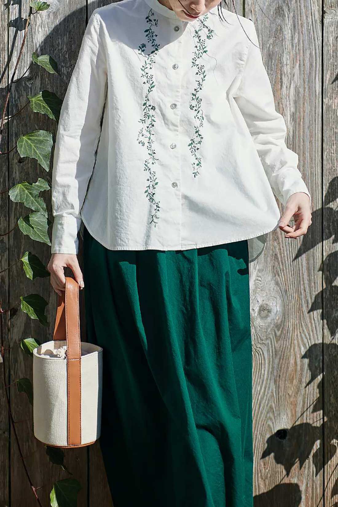サニークラウズ ツタの絡まる津田さんコーディネート