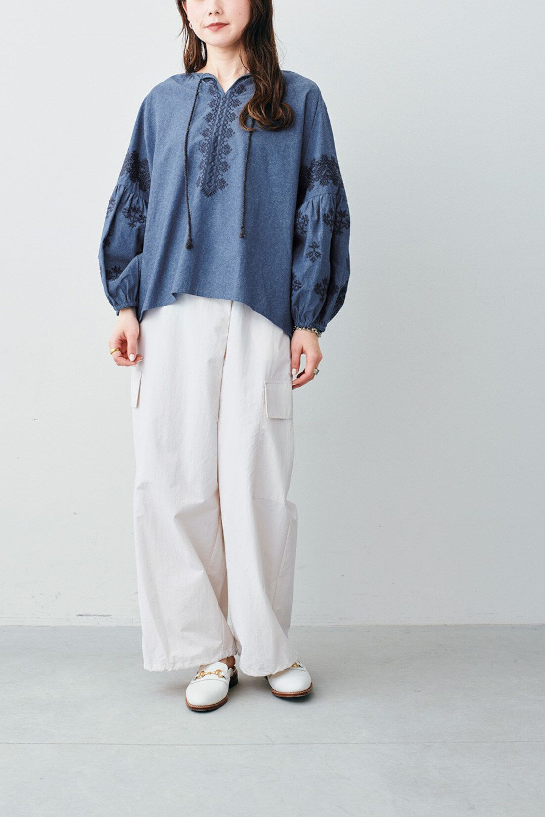 Sunny clouds so-co|サニークラウズ　ボヘミアン刺しゅうトップス〈レディース〉シャンブレー|モデル身長：161cm　着用サイズ：M