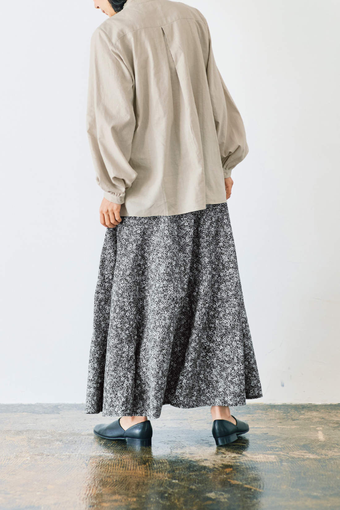 サニークラウズ 白と黒の花畑スカート〈レディース〉｜Sunny