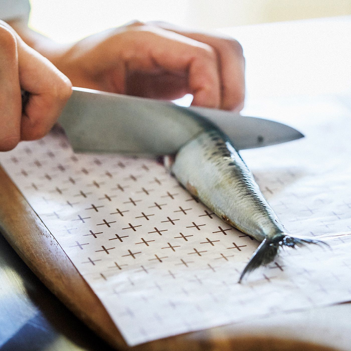 フェリシモメリー|エスキューブキッチンズ　使いたい分だけカットOK 汚れ＆におい移りを防ぐ ロールまな板シートの会|汚れやにおいが移りやすい魚の調理にも。