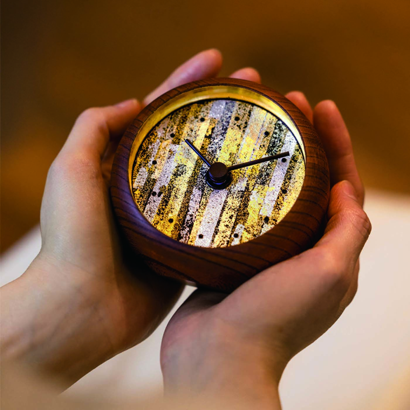 フェリシモメリー|【夢くじ】金沢の時計職人が作った 侘び寂びに見惚れる 縁付金箔とプラチナ箔で彩った 欅の置時計|国宝や重要文化財の修復にも用いられてきた金沢の金箔を生かした置時計を5個だけ制作していただきました。