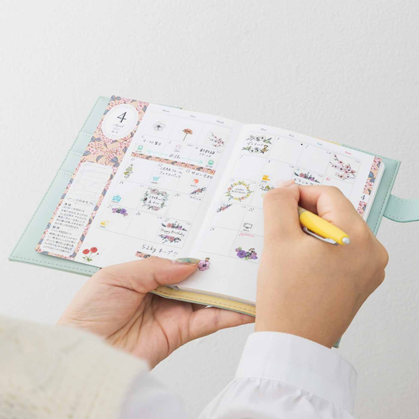 merry［フェリシモメリーポイント］|立ったままでも書きやすい 文庫本サイズのスケ帳カバー|手で持って立ったまま書けるハードタイプ。