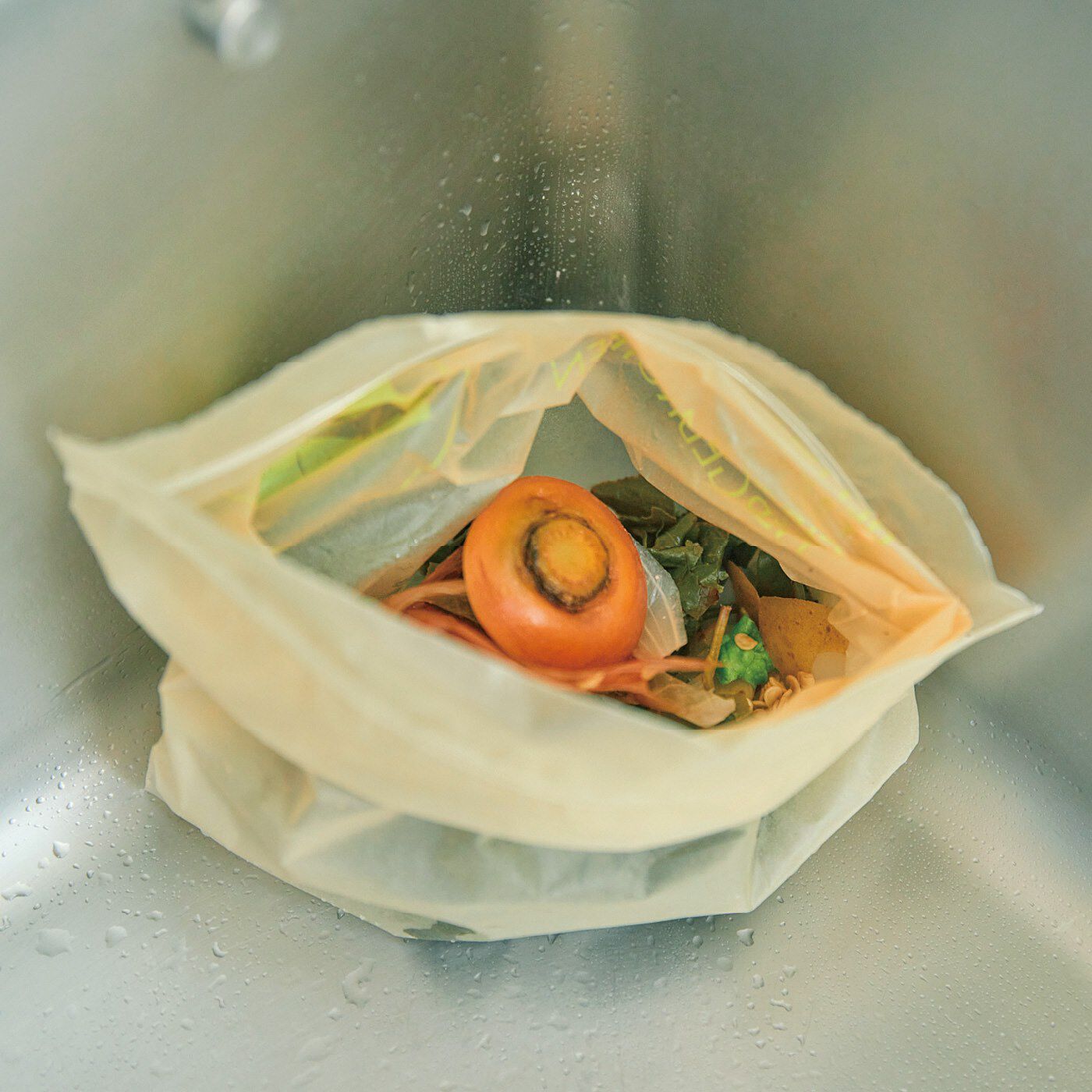フェリシモメリー|シルムッカ　野菜の鮮度を保つ まち付き　バイオマスジップバッグ〈ロング〉の会|保存袋として使った後は、三角コーナー代わりに使ってゴミ箱へ。