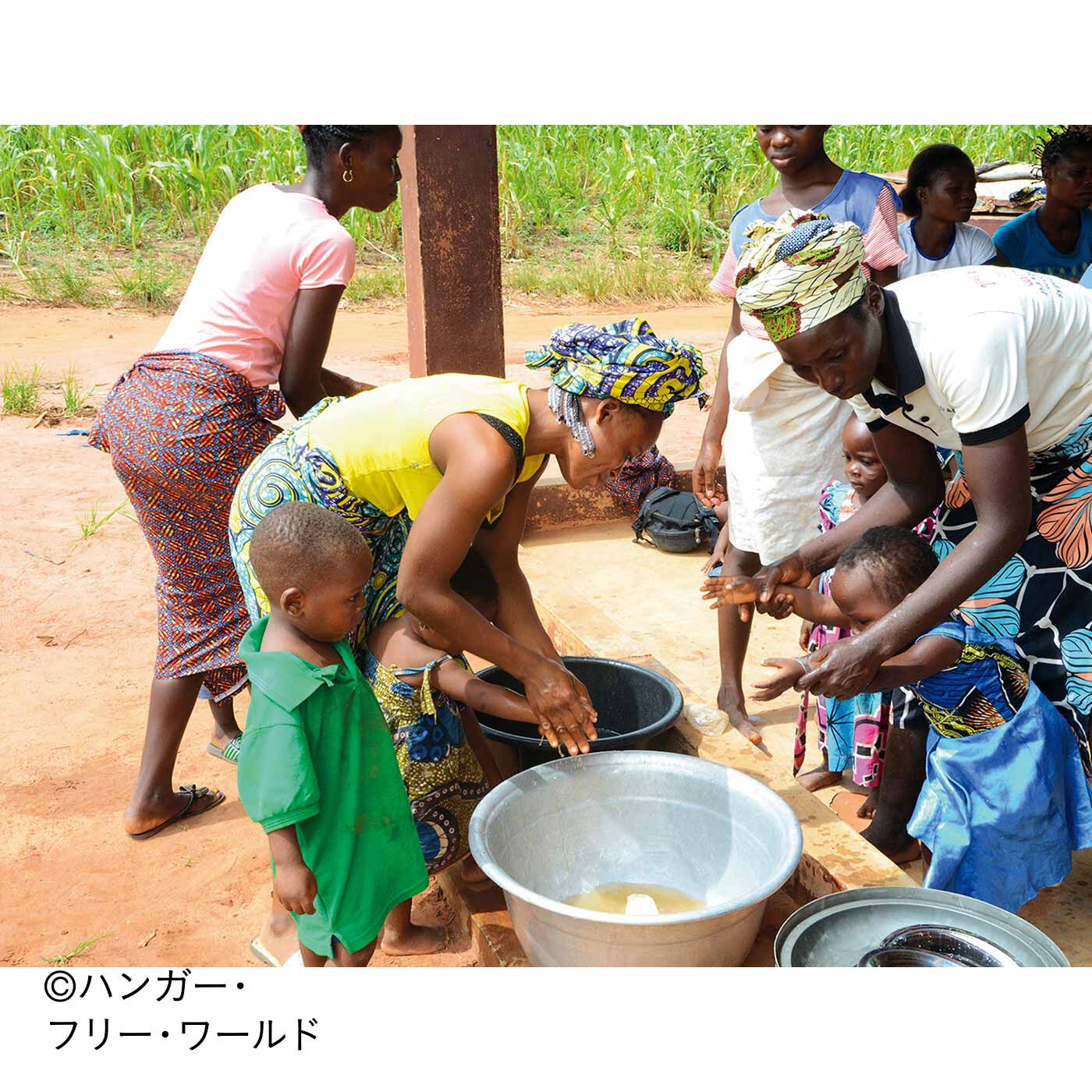 フェリシモメリー|世界の子どもたちへの栄養改善事業支援|お母さんに手を洗ってもらってから、いただきます。