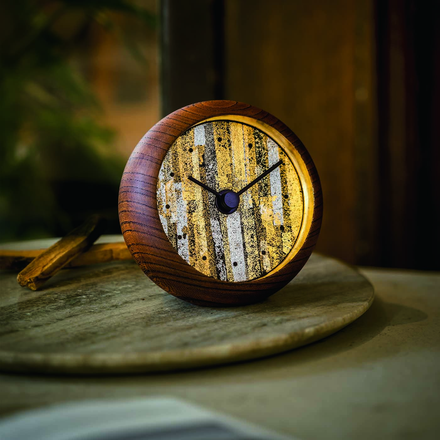 フェリシモメリー|【夢くじ】金沢の時計職人が作った 侘び寂びに見惚れる 縁付金箔とプラチナ箔で彩った 欅の置時計|加賀百万石の城下町・金沢にある時計工房のアートディレクターで、日本画家でもある牛島孝さんに、日本職人プロジェクトが「絵画のような魅力を秘めた置時計を」と、リクエストして生まれた特別な逸品。