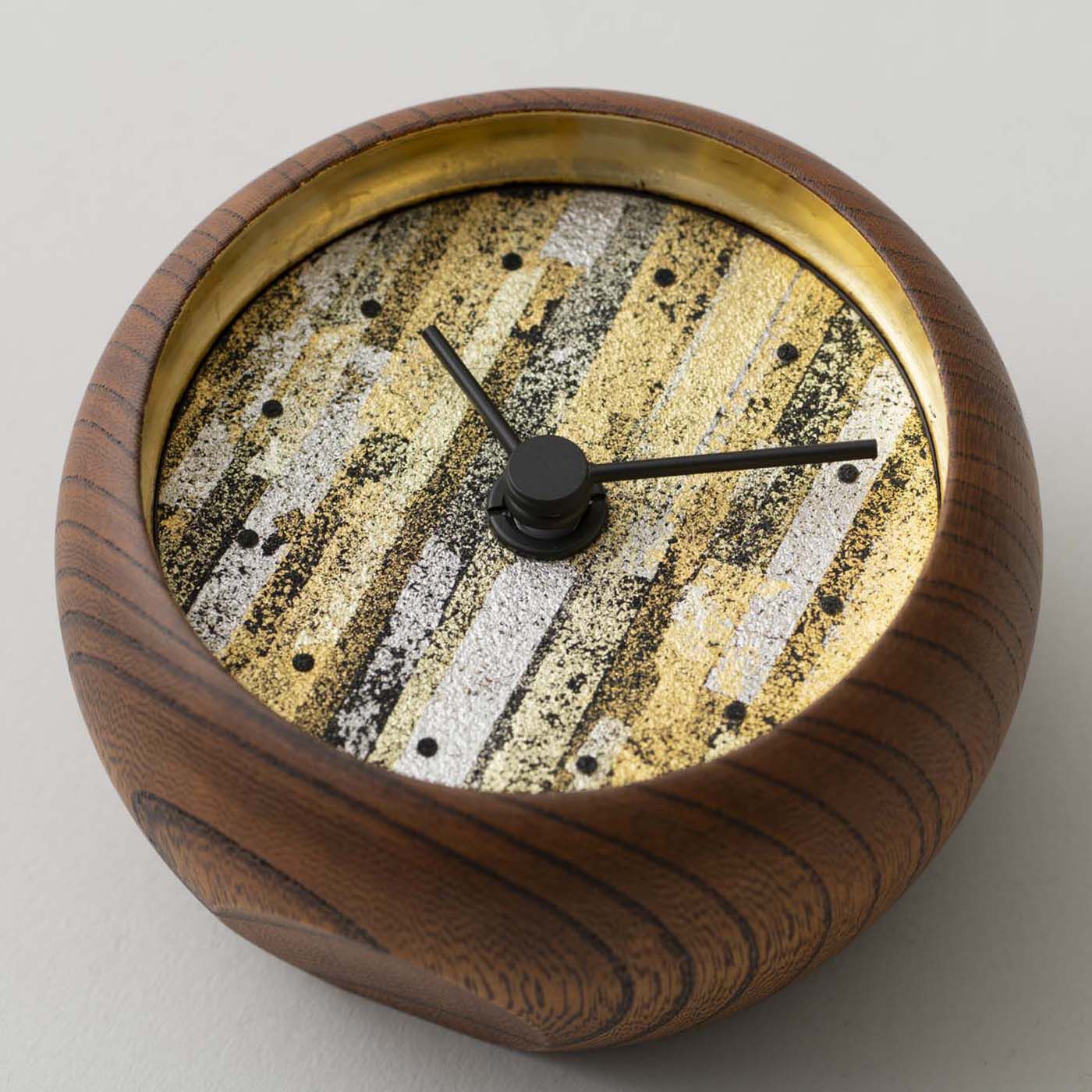 フェリシモメリー|【夢くじ】金沢の時計職人が作った 侘び寂びに見惚れる 縁付金箔とプラチナ箔で彩った 欅の置時計
