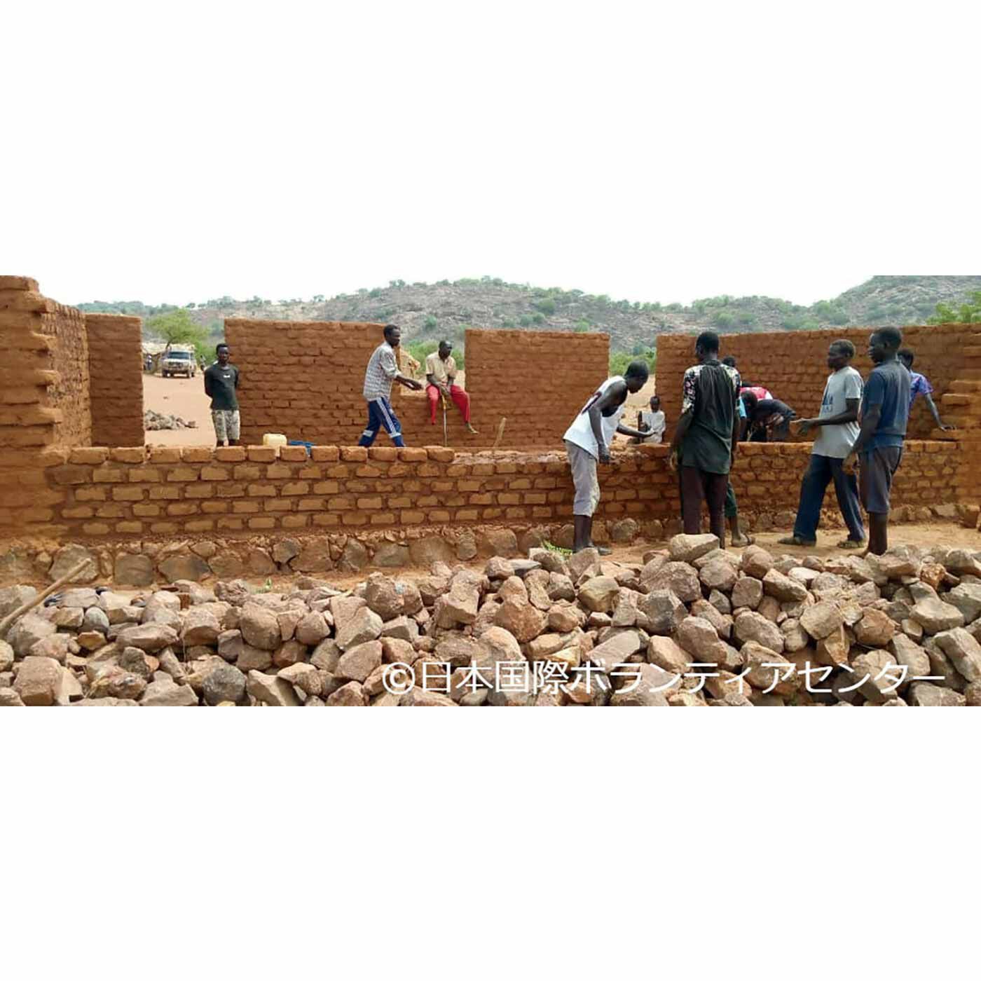フェリシモメリー|フェリシモメリー 地球村の基金|レンガを積み上げて校舎の壁を修繕する人々