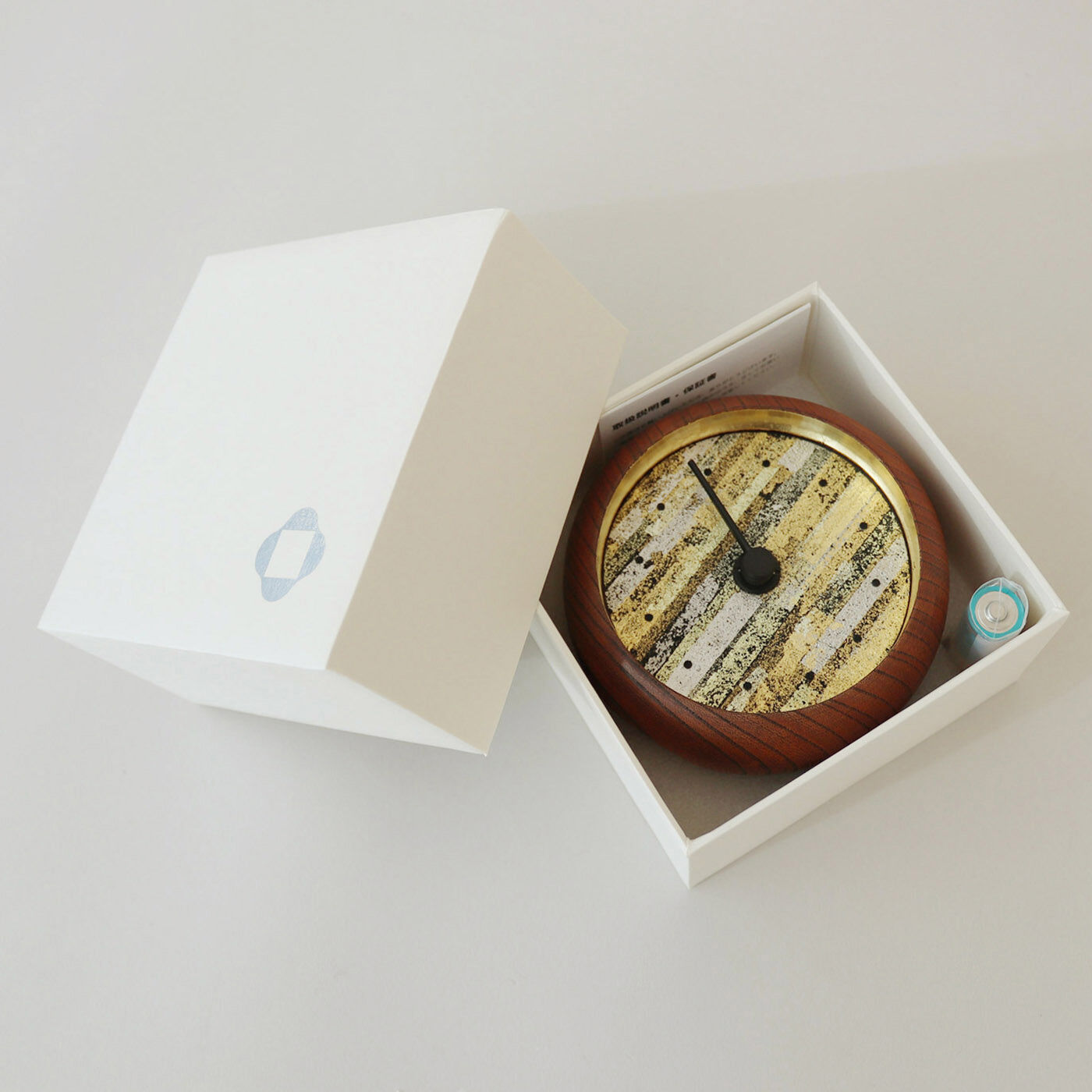 フェリシモメリー|【夢くじ】金沢の時計職人が作った 侘び寂びに見惚れる 縁付金箔とプラチナ箔で彩った 欅の置時計|専用のケースに入れてお届けします。