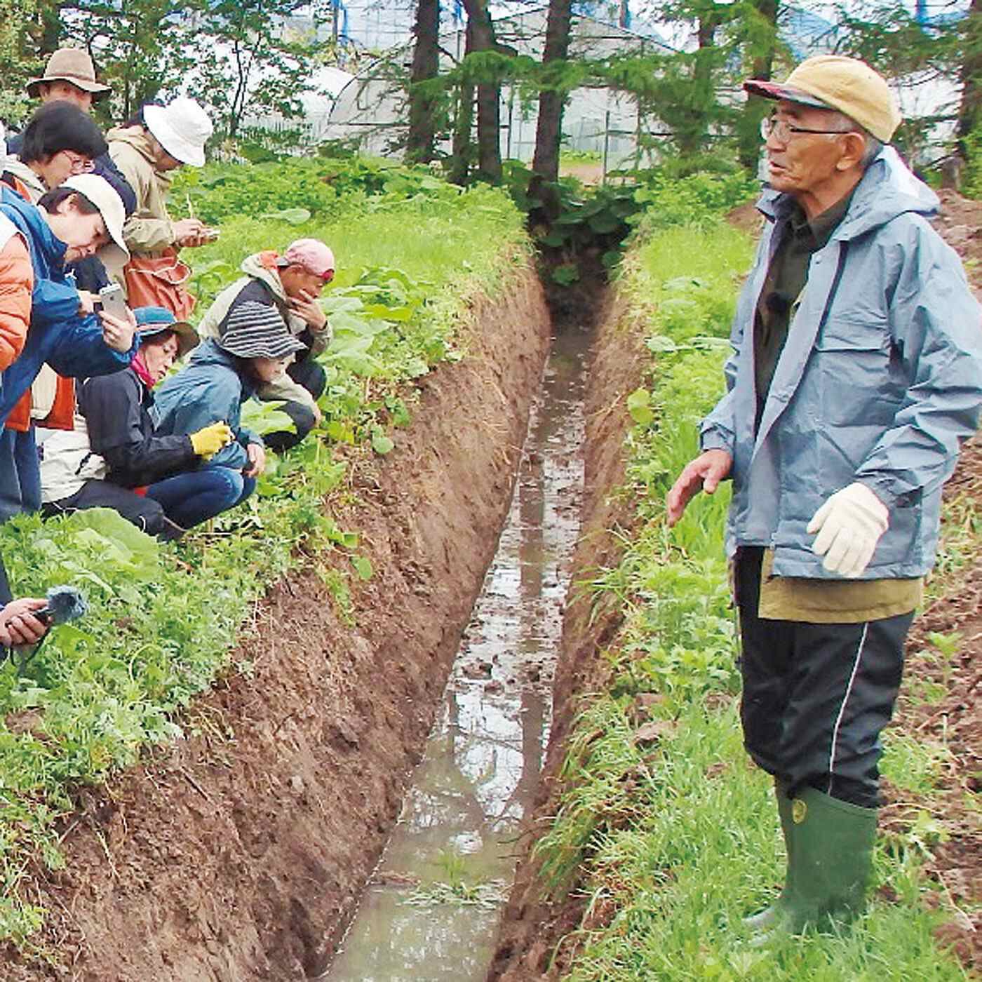 フェリシモメリー|Hokkaido木村秋則自然栽培農学校と木村秋則さんの指導活動支援|リンゴの木の世話をする生徒