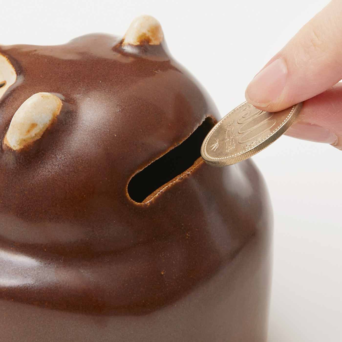merry［フェリシモメリーポイント］|USEDo しあわせを呼ぶ縁起もの 信楽焼の味わい深い たぬきケーキ貯金箱|小銭を入れるスロット付き。