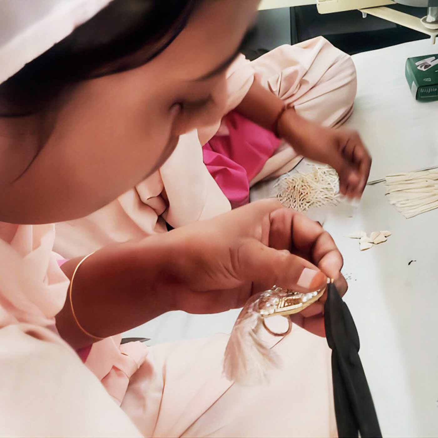 フェリシモメリー|Made in India 繊細なビーズ刺しゅうが美しい存在感たっぷりなマルチチャーム〈ベージュ〉|職人の女性たちがひとつひとつ手づくりで仕上げるアクセサリー。
