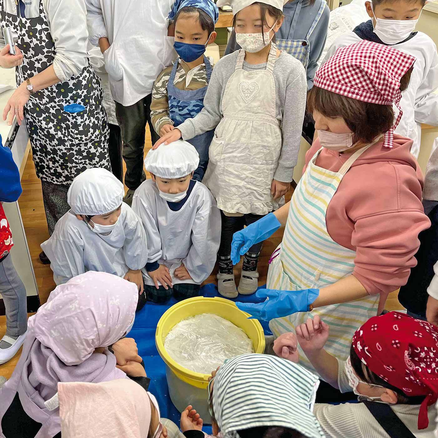 フェリシモメリー|奈良県福住地区の子どもたちが考える「こどもブレンドティー」づくりを応援 Bコース 7,500merry|自分たちで育てた黒大豆で味噌を仕込み中。できたらお味噌汁にして給食でいただきます。