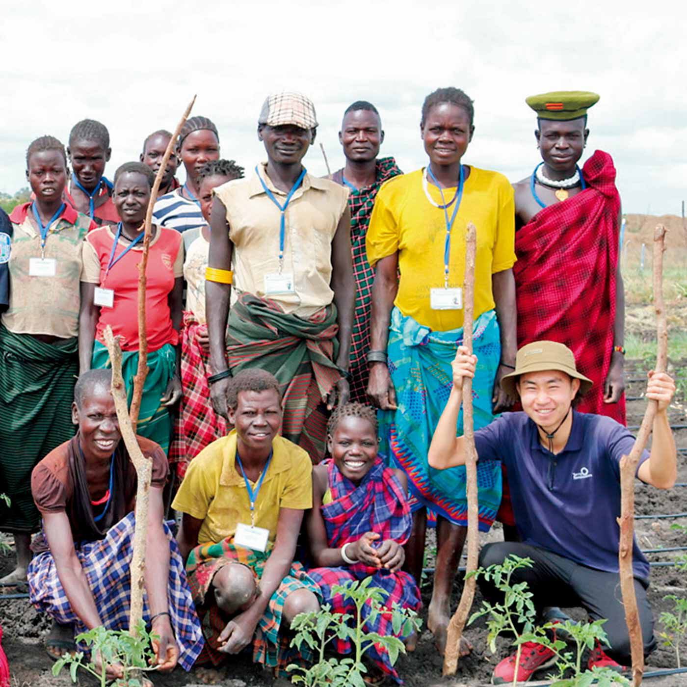 フェリシモメリー|ウガンダ カラモジャ地域の農業支援を応援 Aコース 1,500merry|カラモジャ地域の住人のみなさんと発起人の田畑さん