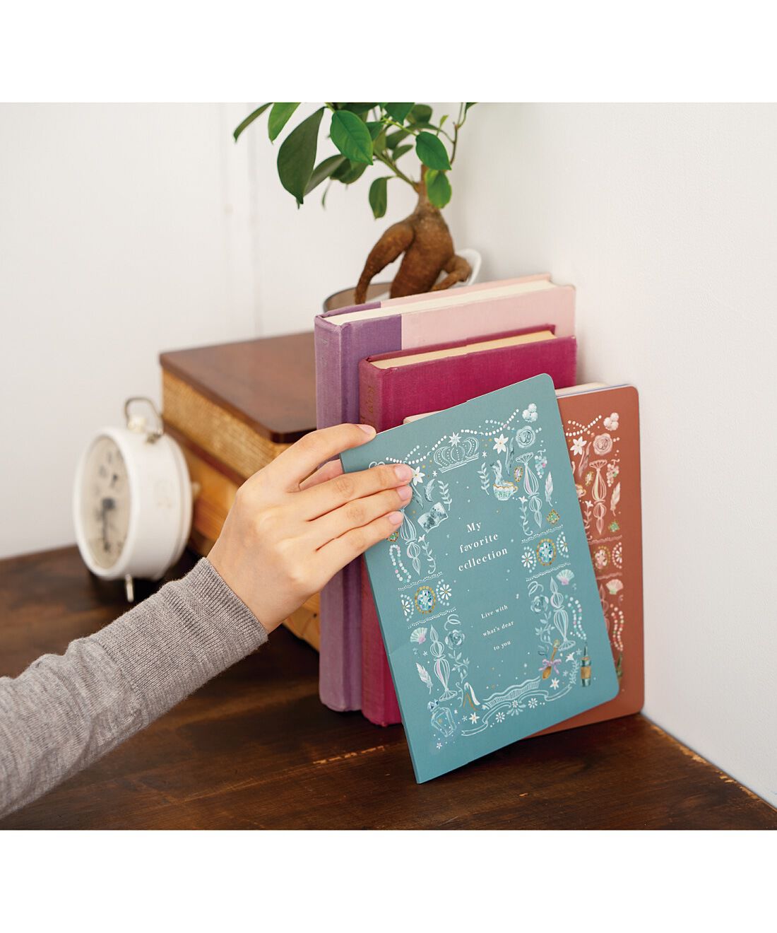 フェリシモメリー|自分らしく予定をカスタマイズ ときめきふせんブックの会|ブックタイプなので立てて収納OK、バッグに入れてノートのように持ち歩けます。 フェリシモメリー|自分らしく予定をカスタマイズ ときめきふせんブックの会|ブックタイプなので立てて収納OK、バッグに入れてノートのように持ち歩けます。