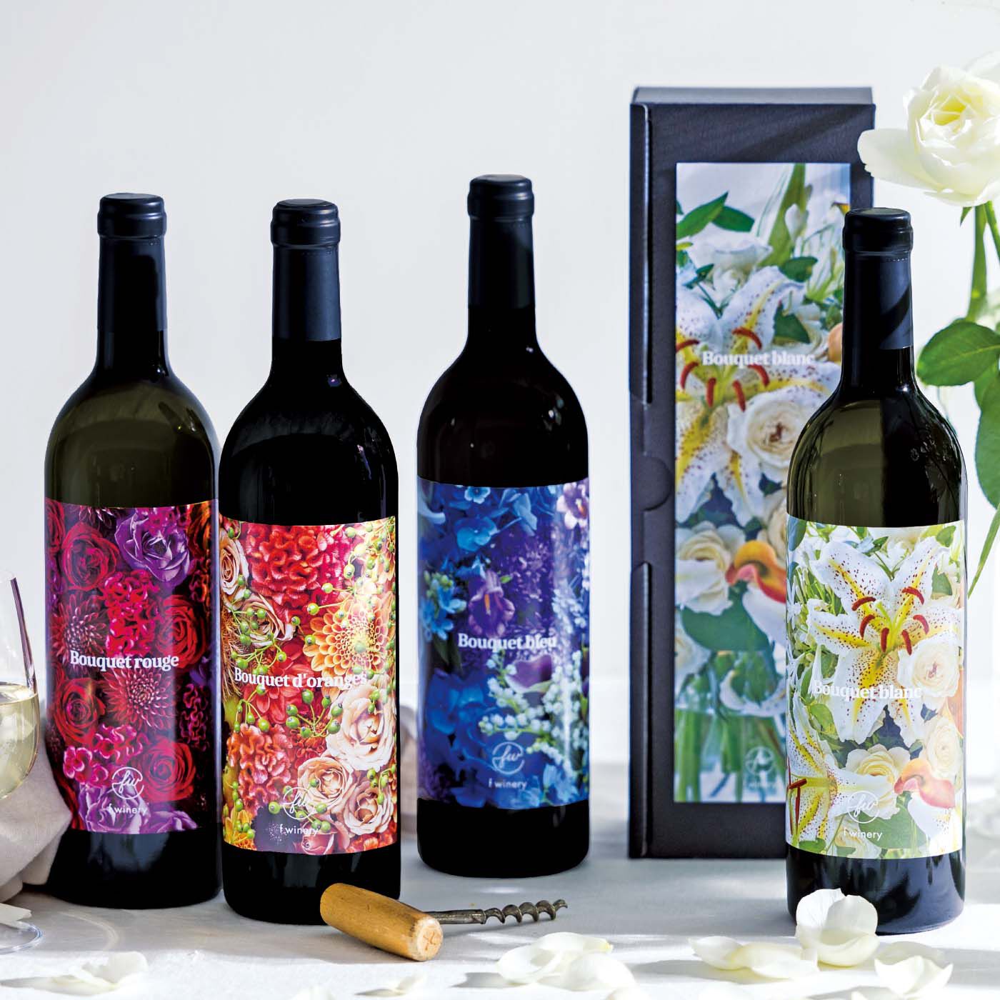 フェリシモコレクション|フェリシモワイン醸造所 花束ワインの会（4回予約）|左から［赤いバラ：愛情・美/オレンジのバラ：絆・情熱/スズラン：しあわせの再来/白ゆり：純粋・高貴］