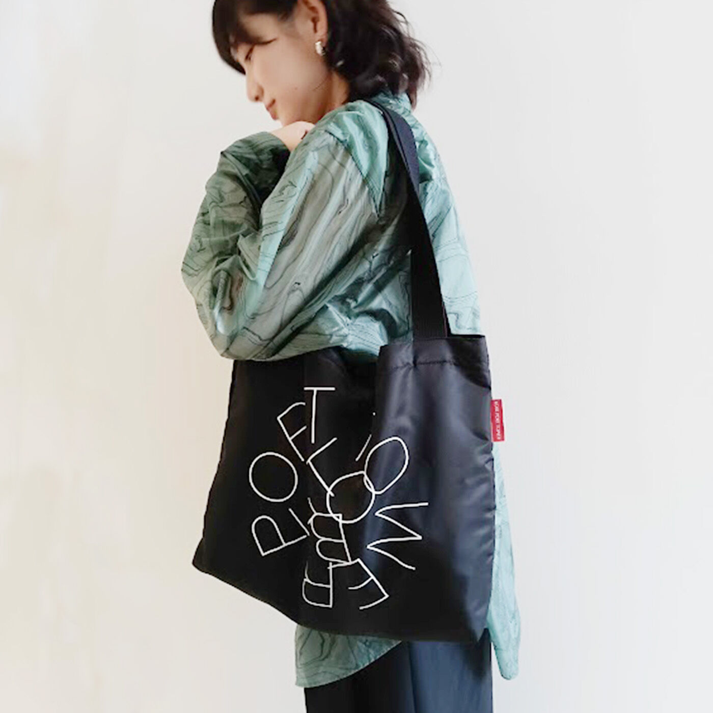 フェリシモコレクション|ブリリアンス神戸基金 KOBE PORT TOWER モディッシュバッグ〈Black〉|モダンでスタイリッシュな印象なので「モディッシュ」バッグと命名。是非日常のワンポイントコーデのお供に。