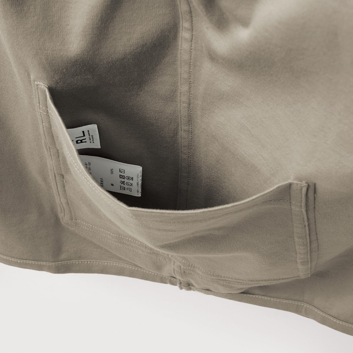 フェリシモコレクション|オールライト研究所　みんなにやさしくかっこいい　裏表前後ろのない　シルケット加工できれい見え　ポケットTシャツ（長袖）|タグは､どう着ても隠れるポケットの内側に。