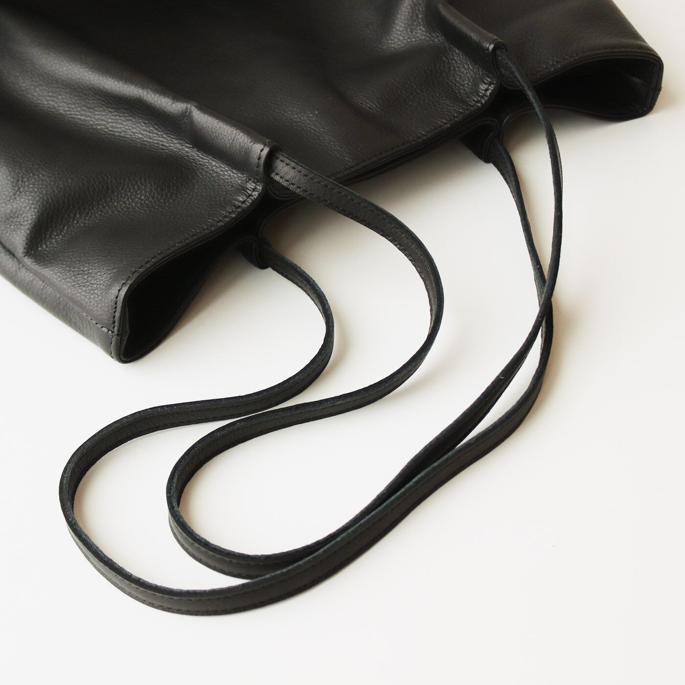 フェリシモコレクション|ブリリアンス神戸基金 KOBE PORT TOWER 福岡の鞄作家が作った 職人本革のカーポラヴォーロトート〈Black〉|少し長めの持ち手にしたので肩掛け＆手持ちでも使い心地は◎