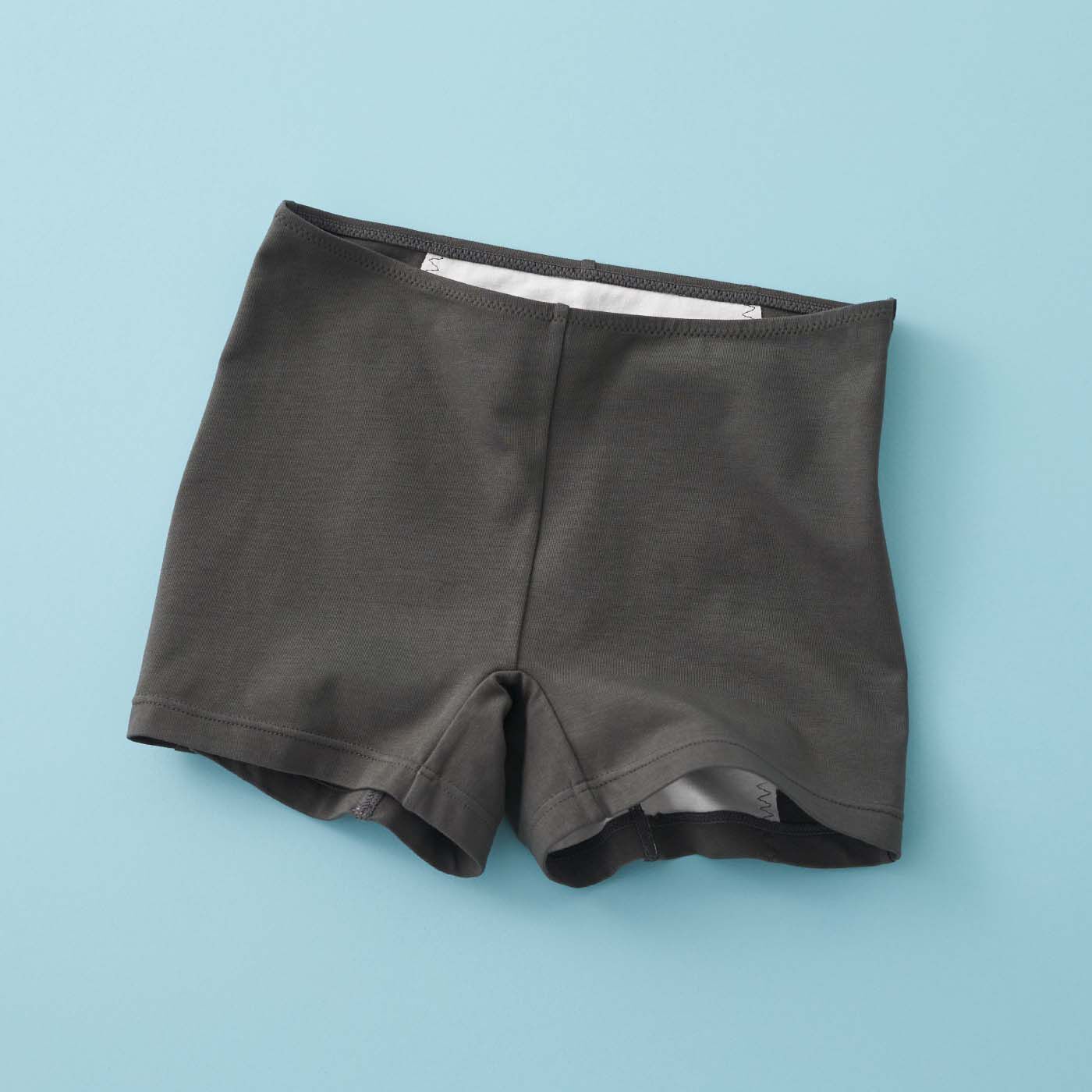 慣れない不安に寄り添う　肌側綿１００％防水布の綿混オーバーパンツ