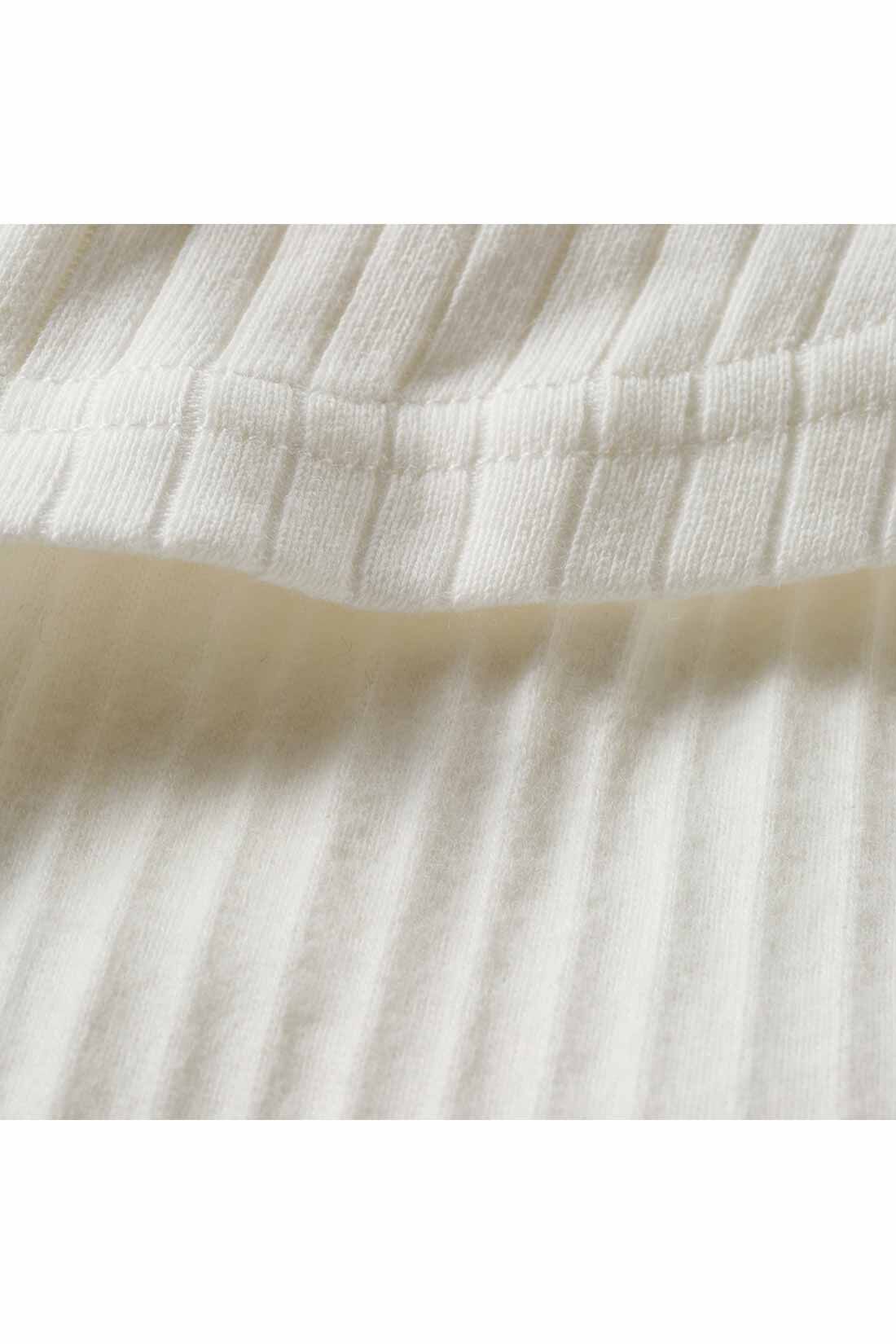 フェリシモコレクション|綿100％の吸湿発熱素材 「ほか綿」3種類のホワイトトップスの会|ほどよい厚みのあるほか綿を裏微起毛で仕上げたカットソー。