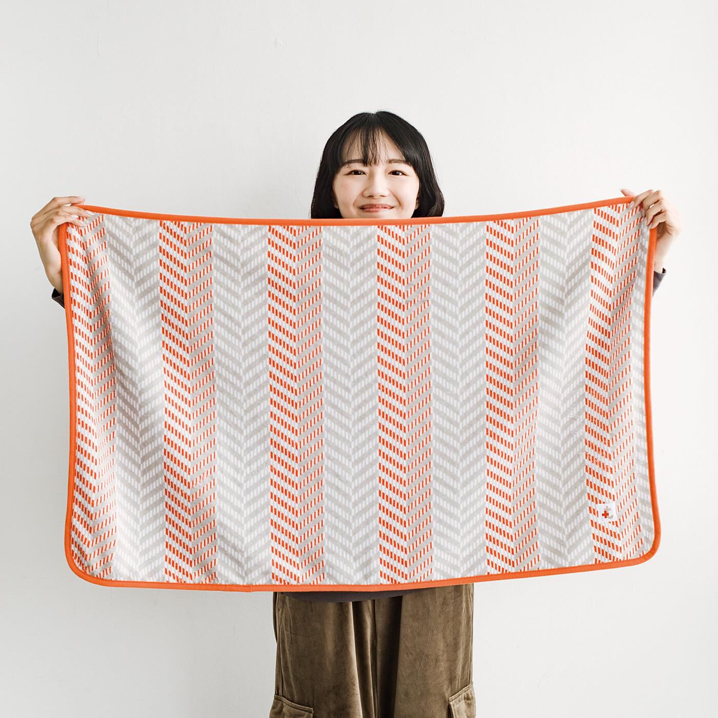 フェリシモコレクション|【2月分以降お届け】みんなのBOSAI もしもしも　ふだんから意識する　７つのあたため習慣の会|ストールのように肩からかけたり腰に巻いたり、手軽にからだをあたためられるブランケット。