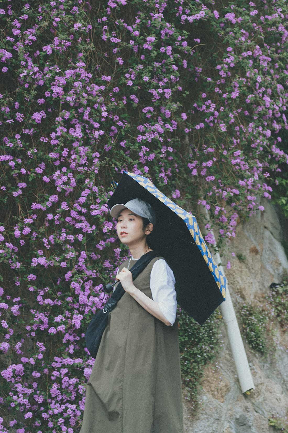 福田麻琴さん 撥水＆UVカット キャップ 〈グレー〉とフライス編みのレギンスＴＦＳとはまじとコラボバティック風晴雨兼用傘　リブインのコーディネート