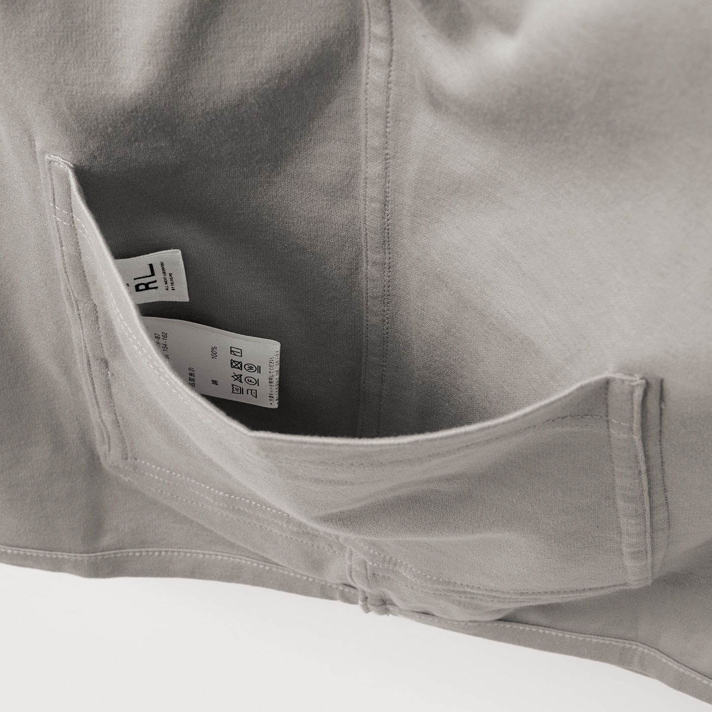 フェリシモコレクション|オールライト研究所　みんなにやさしくかっこいい　裏表前後ろのない　シルケット加工できれい見え　ポケットTシャツの会|タグは､どう着ても隠れるポケットの内側に。
