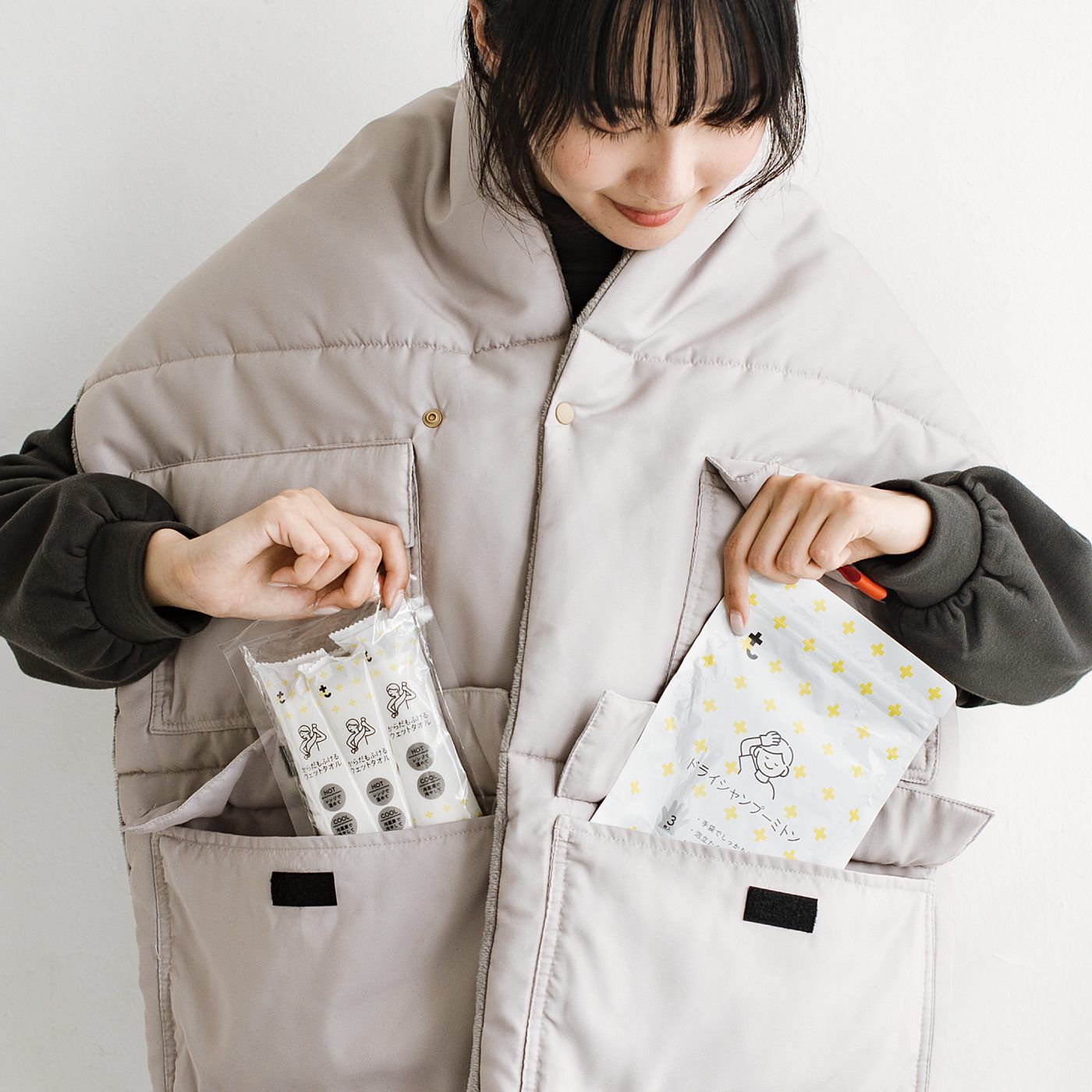 フェリシモコレクション|【2月分以降お届け】みんなのBOSAI もしもしも　ふだんから意識する　７つのあたため習慣の会|大きくて開けやすいフラップ付きポケット。ウェットタオルや簡易トイレを入れてポーチ代わりに。
