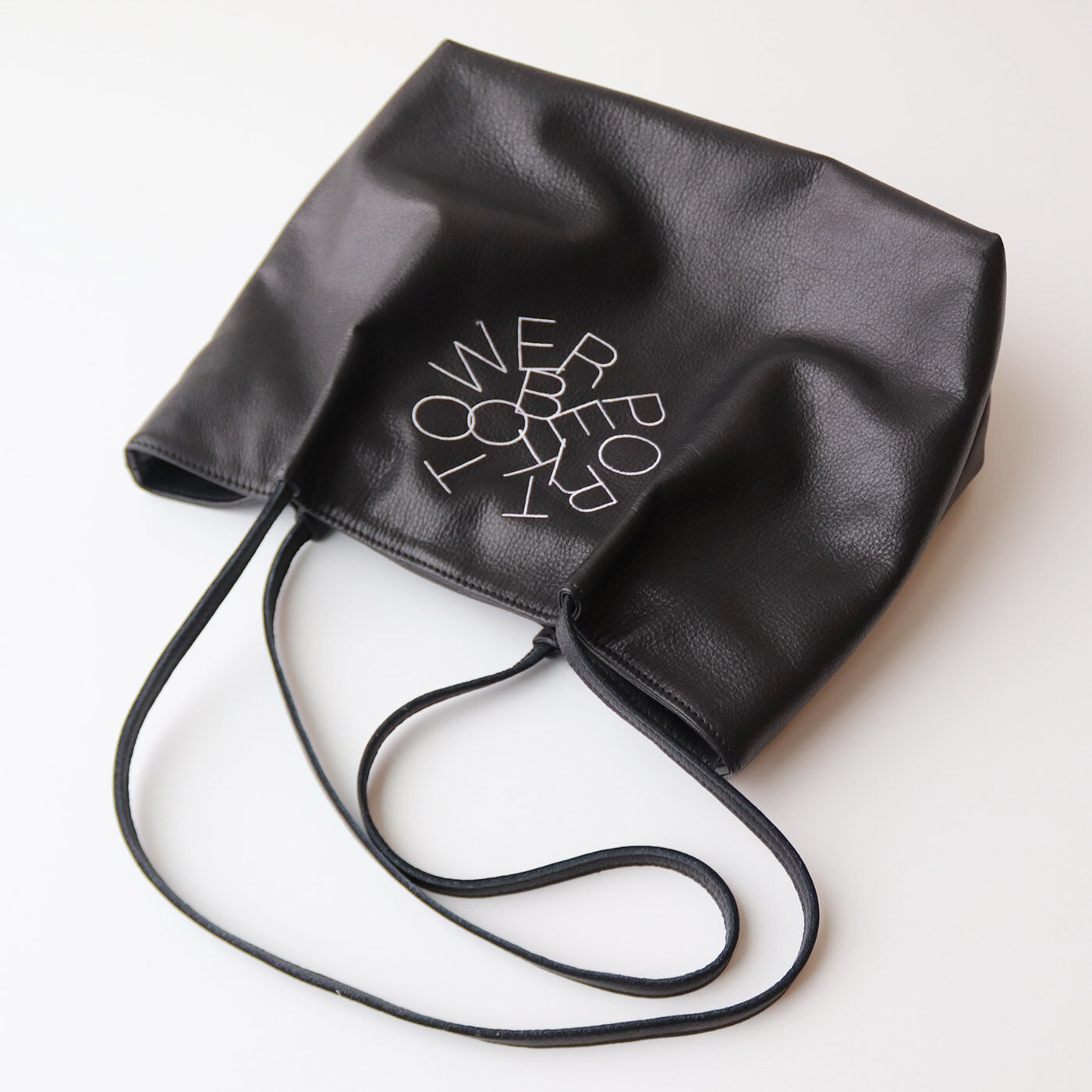 フェリシモコレクション|ブリリアンス神戸基金 KOBE PORT TOWER 福岡の鞄作家が作った 職人本革のカーポラヴォーロトート〈Black〉|イタリア語で「傑作」という意味の「カーポラヴォ―ロ」トートと命名した渾身の逸品です。