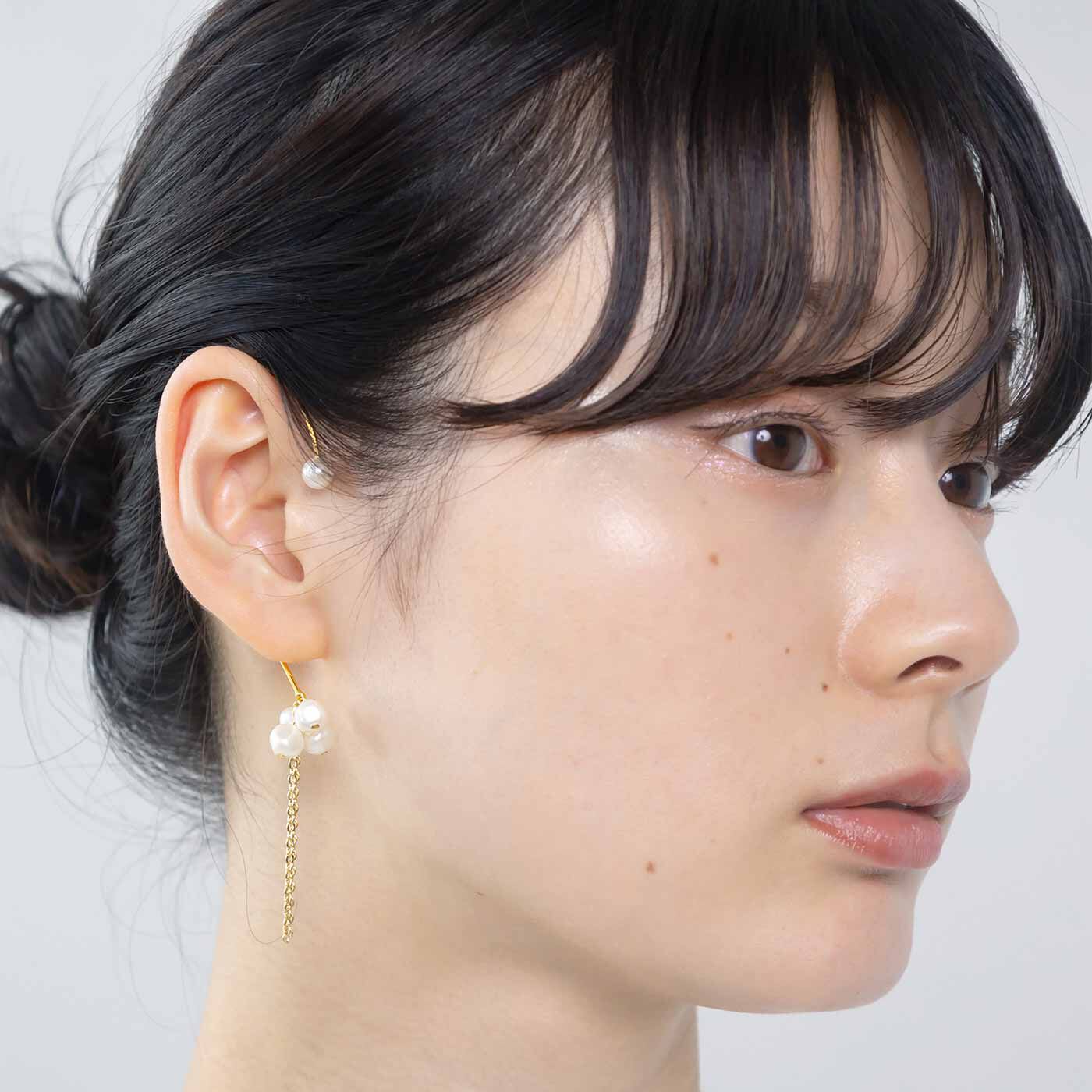 フェリシモコレクション|オールライト研究所 one hand magic 片手で着けられるイヤカフ〈片耳用〉の会|〈バロックパール〉着用