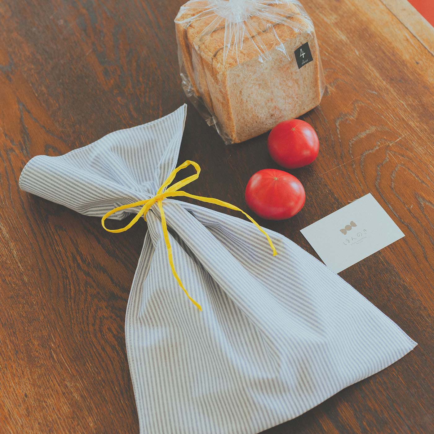 MonthlyBOX|ほんのき　ランチョンマットラッピング【メッセージカード付き】|ラッピングの見本です。