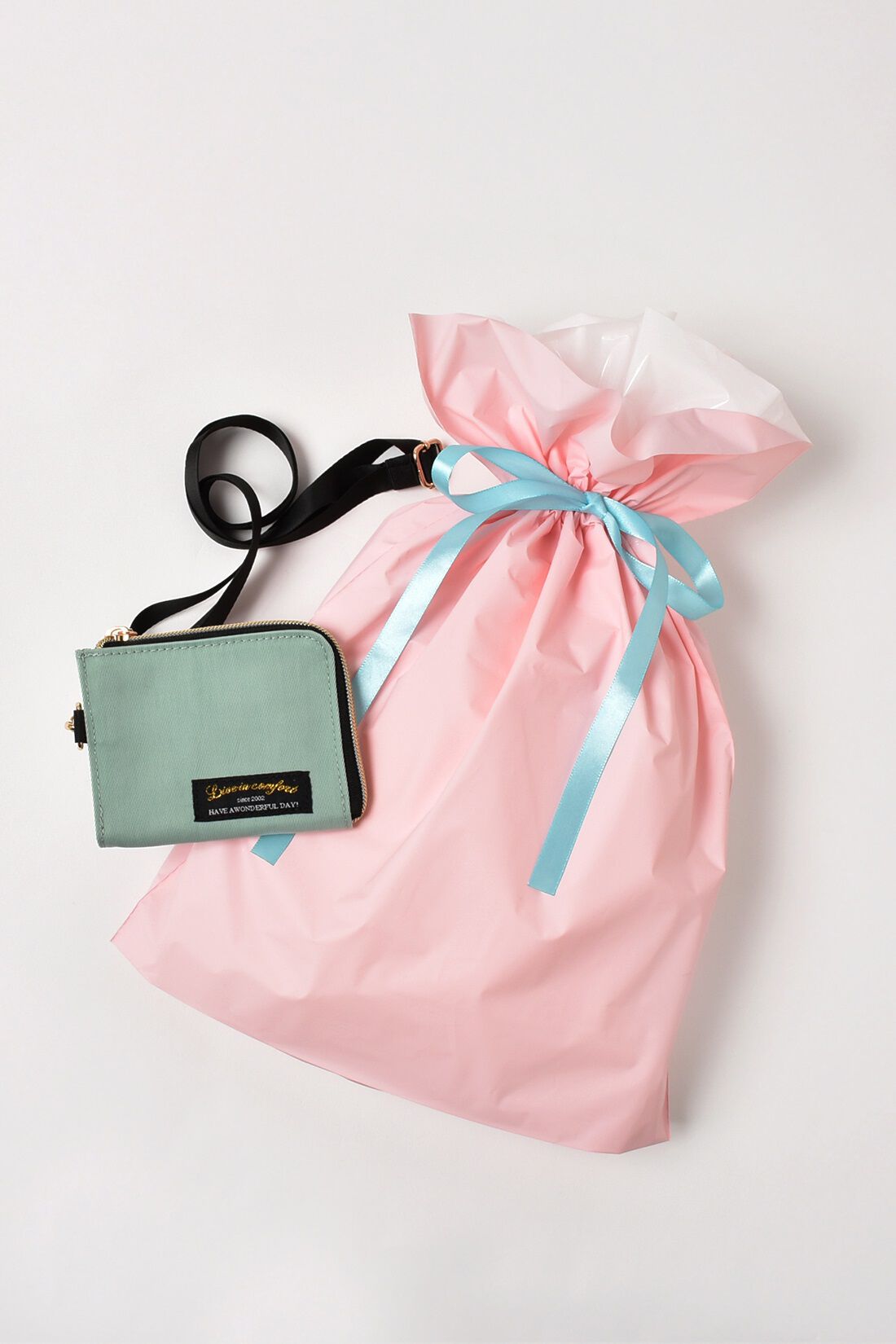 フェリシモコレクション|ワンステップでかんたん！ ギフトラッピング袋 中〈ピンク×ライトブルー〉|ちび財布がすっぽり入るサイズ感。